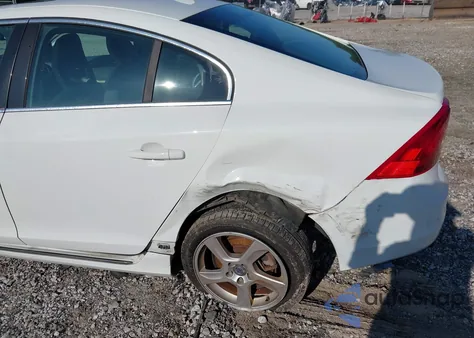 2013 Volvo S60 T5 z USA, uszkodzony, nr VIN YV1612FS1D2202815